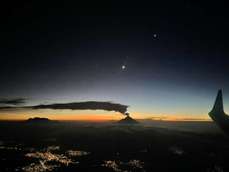Венера, Луна и дымящая гора