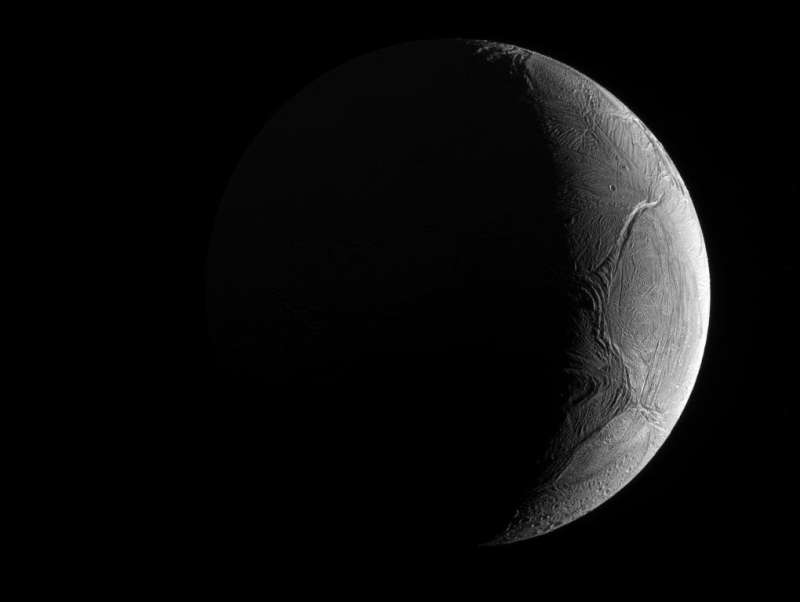 Polumesyac Encelada