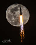 Ракета пролетает перед Луной