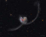 Galaktiki Antenny, prinyavshie formu serdca