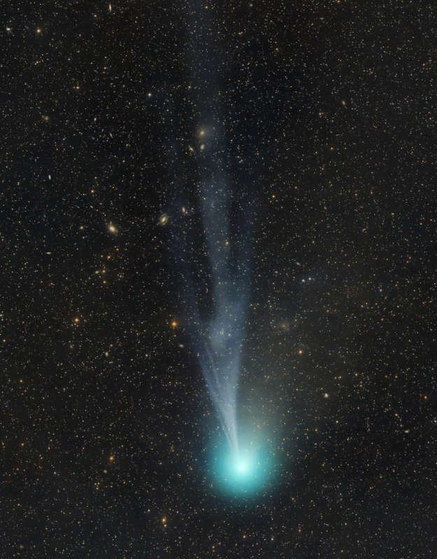Struktura hvosta komety 12P/Ponsa-Bruksa