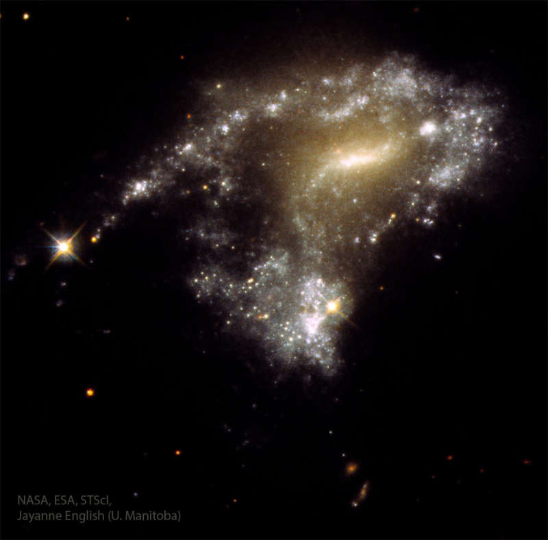 AM1054: formirovanie zvezd pri stolknovenii galaktik