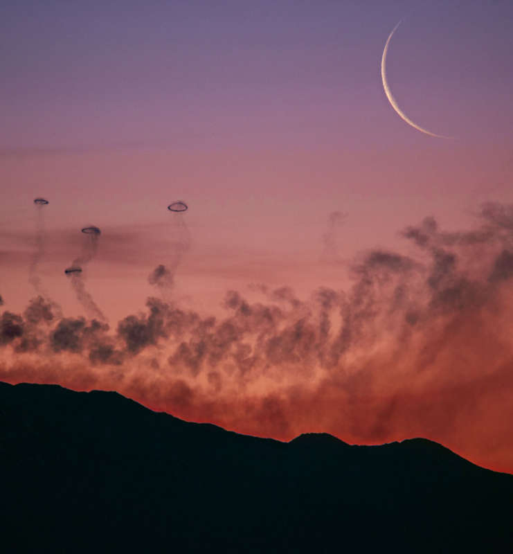Luna i kol'ca iz dyma nad goroi Etna