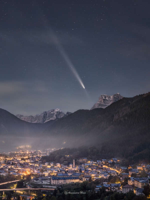 Kometa Czyczin'shan'-ATLAS nad Dolomitovymi Al'pami